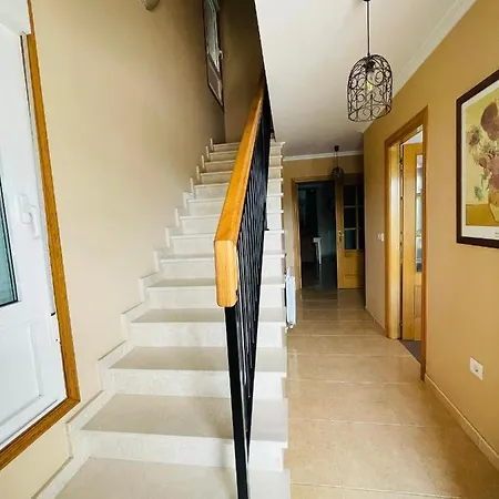 Bonita Casa Con Jardín Y Piscina